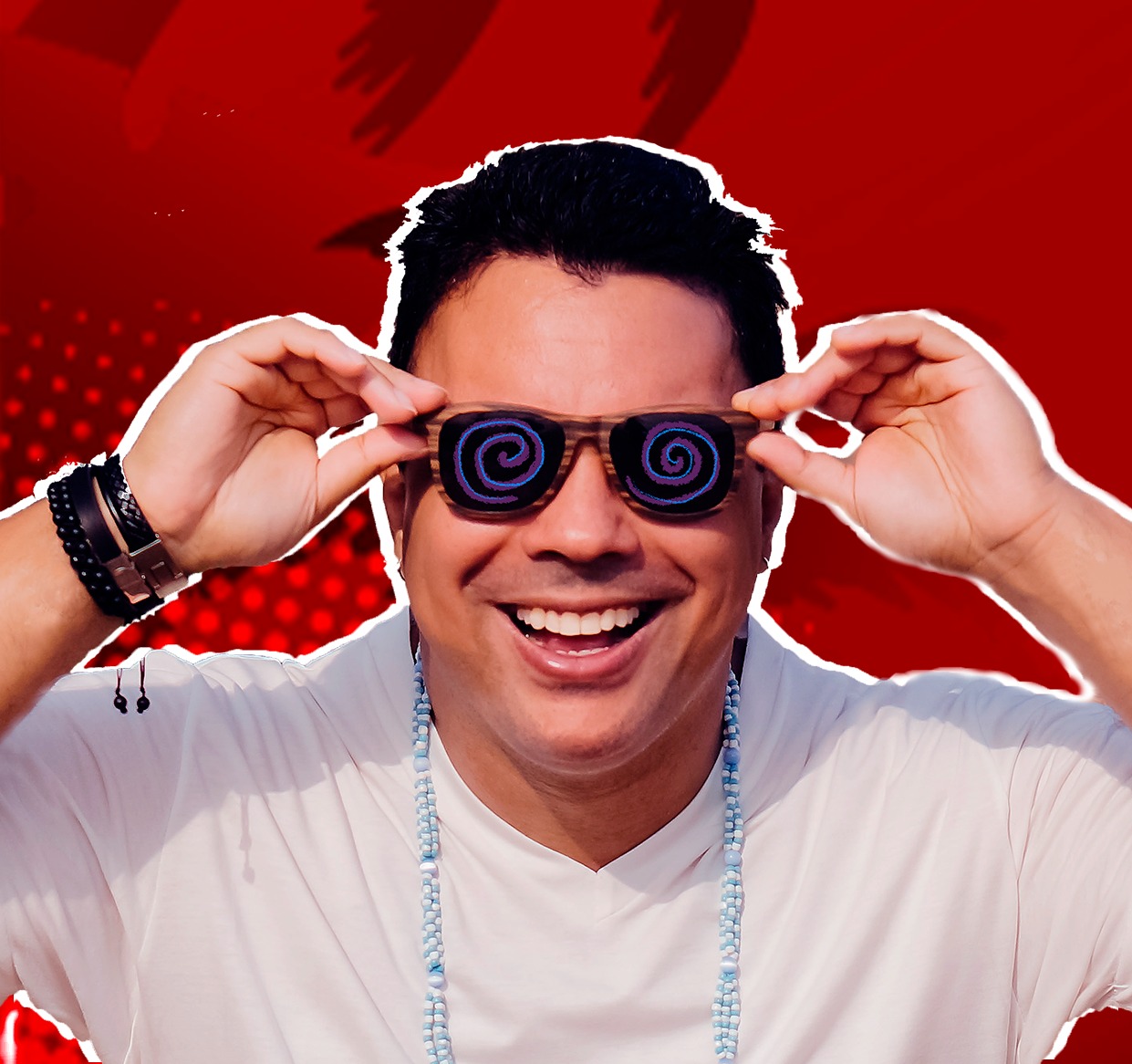 Alexandre Thai com óculos de espiral e fundo vermelho